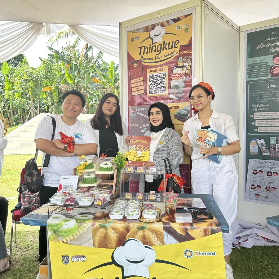 Arrow with the Thingkue team at their booth